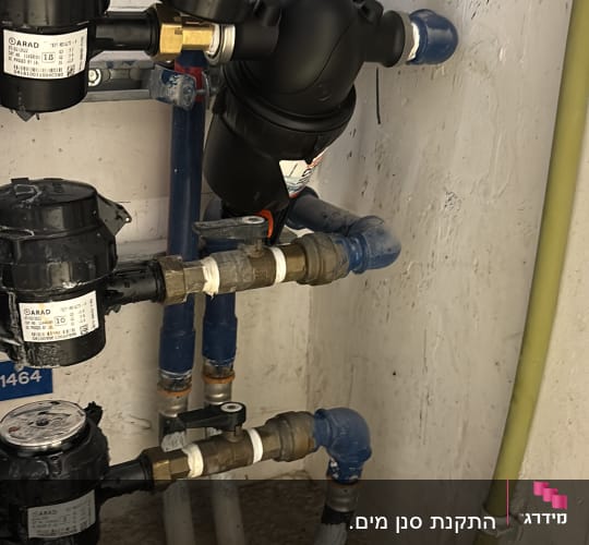 צנרת ומדי מים מותקנים על קיר